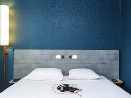 Escritorio, sistema de insonorización y tabla de planchar con plancha