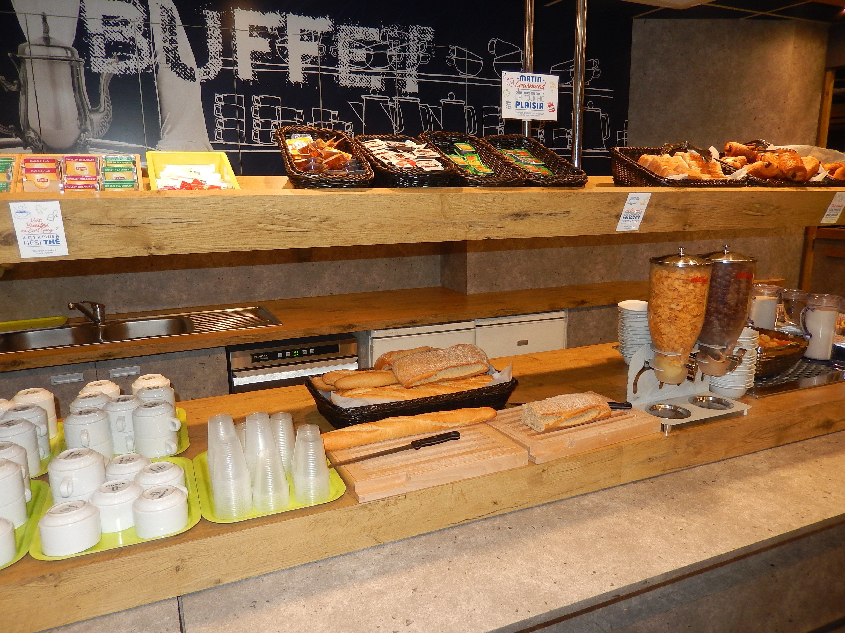 Een buffet met diverse gerechten en drankjes.