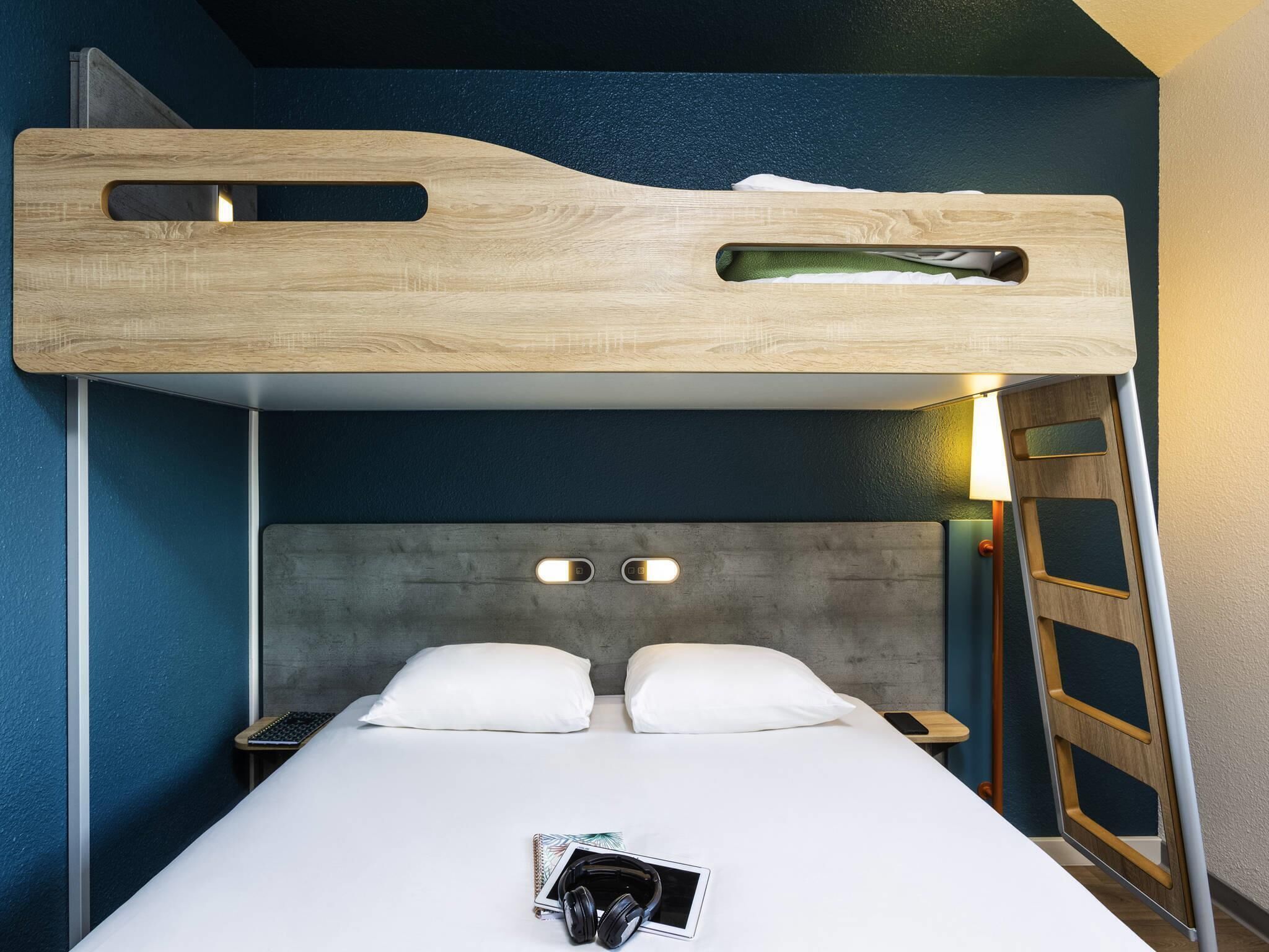 Habitación triple, varias camas | Escritorio, sistema de insonorización, tabla de planchar con plancha