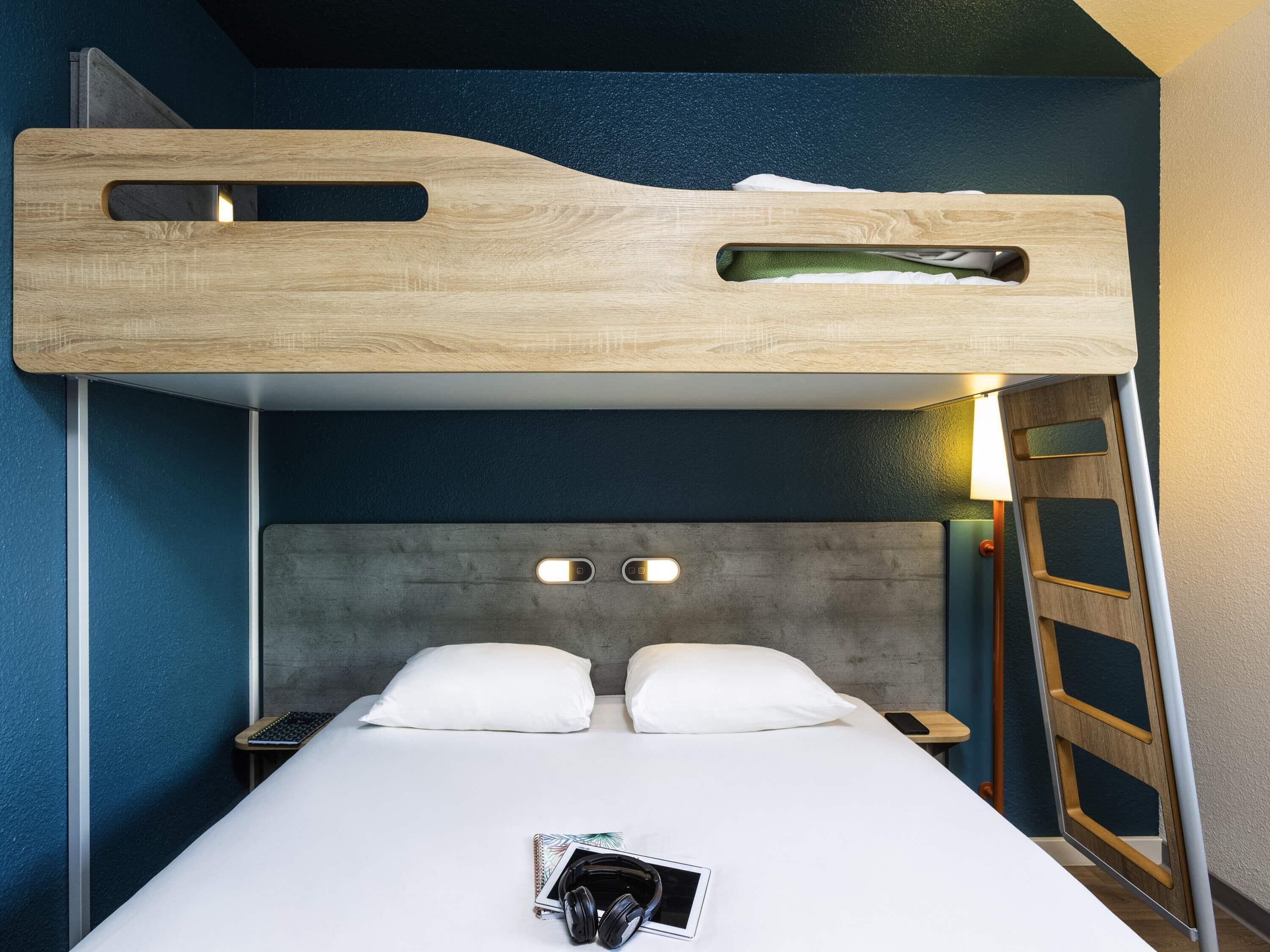 Habitación triple, varias camas | Escritorio, insonorización y tabla de planchar con plancha 