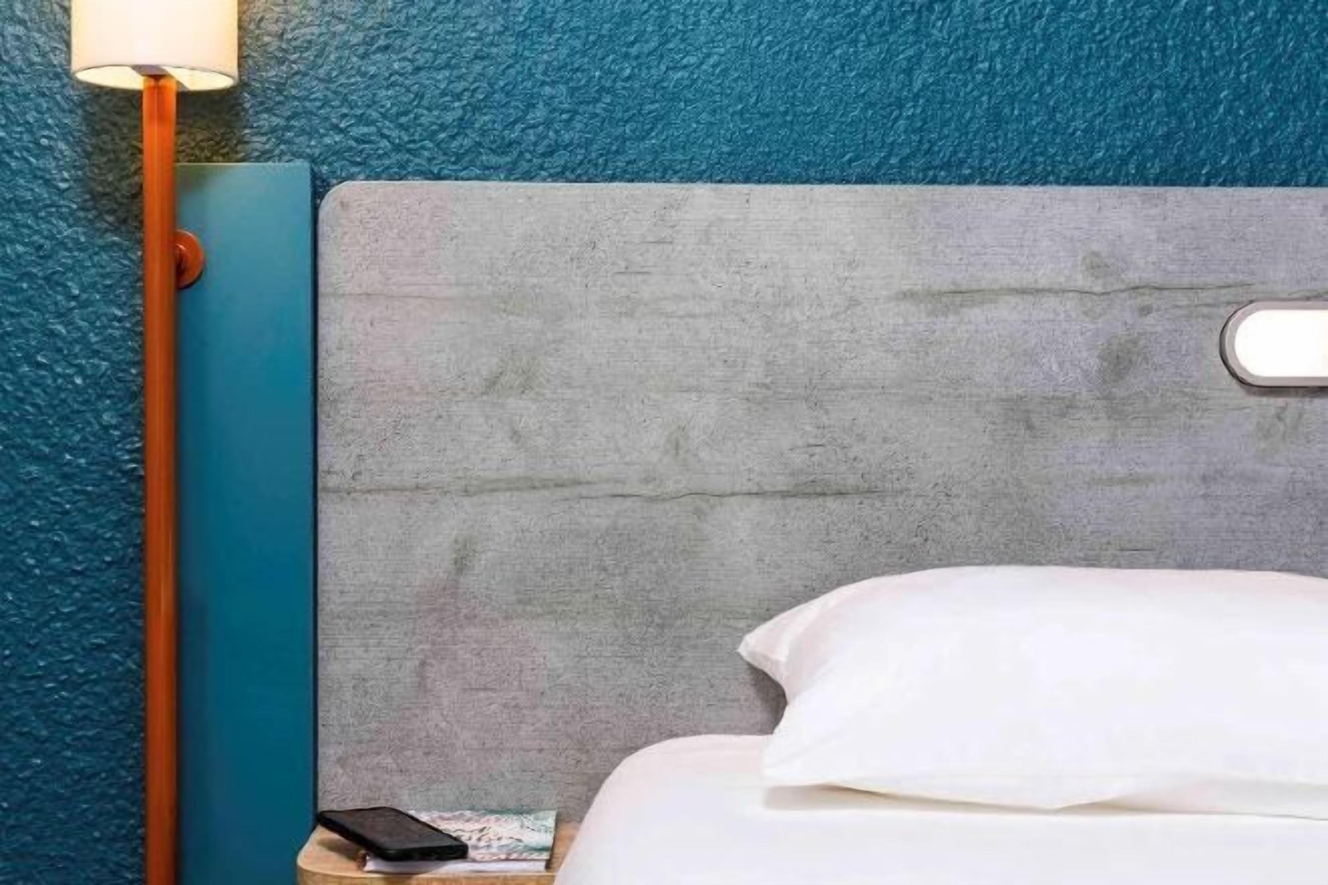 Bureau, chambres insonorisées, fer et planche à repasser