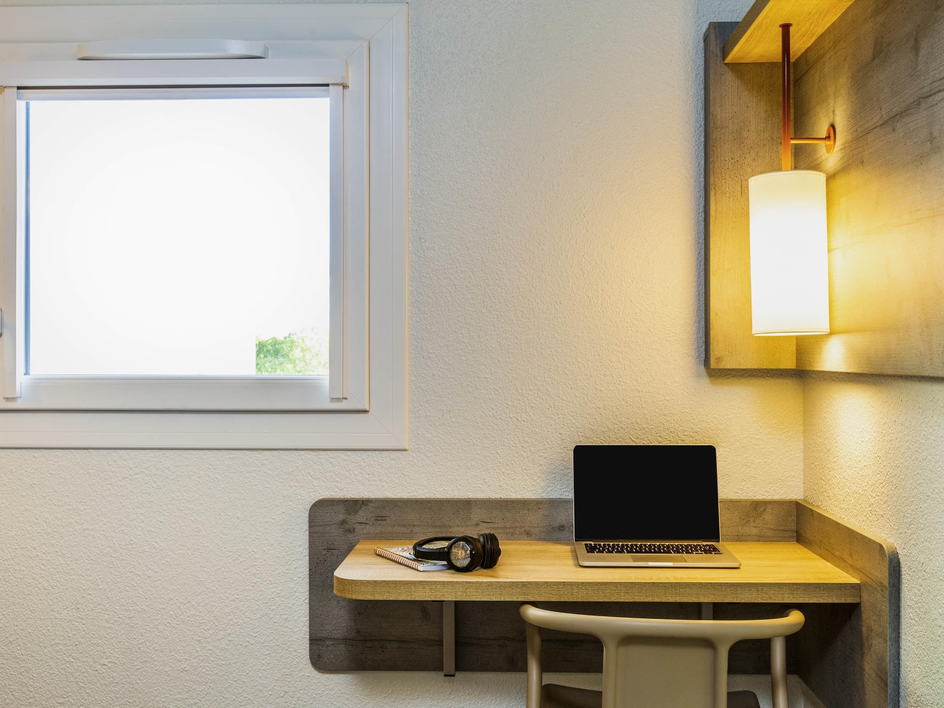 Bureau, chambres insonorisées, fer et planche à repasser