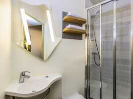 Escritorio, sistema de insonorización y tabla de planchar con plancha