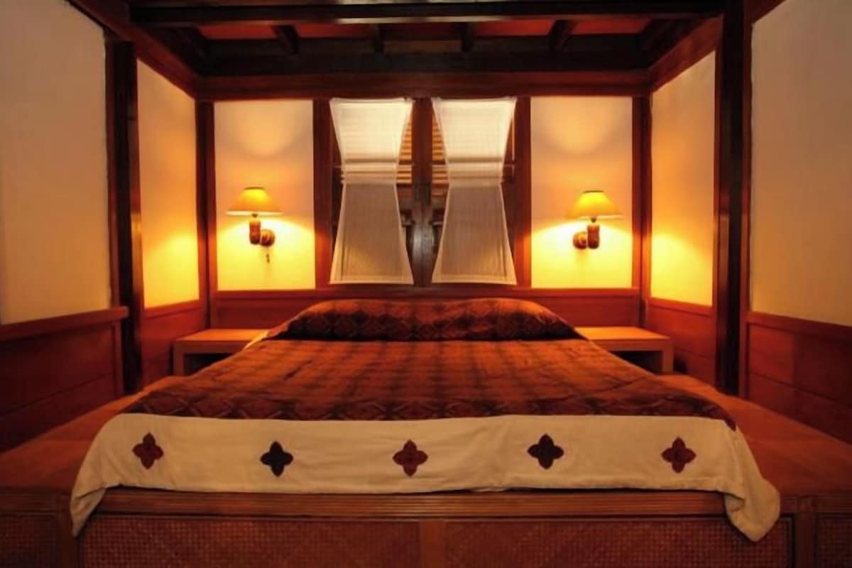 Desk, WiFi (free), bed sheets