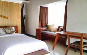 Desk, free WiFi, bed sheets - Kampung Sumber Alam Garut Powered by Archipelago (Garut)