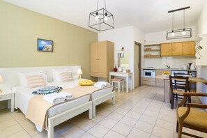 Studio | Desk, blackout drapes, iron/ironing board, free cribs/infant beds - Villa Vicky (Hersonissos)