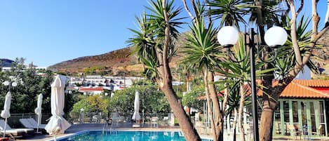Seasonal outdoor pool, pool umbrellas, sun loungers