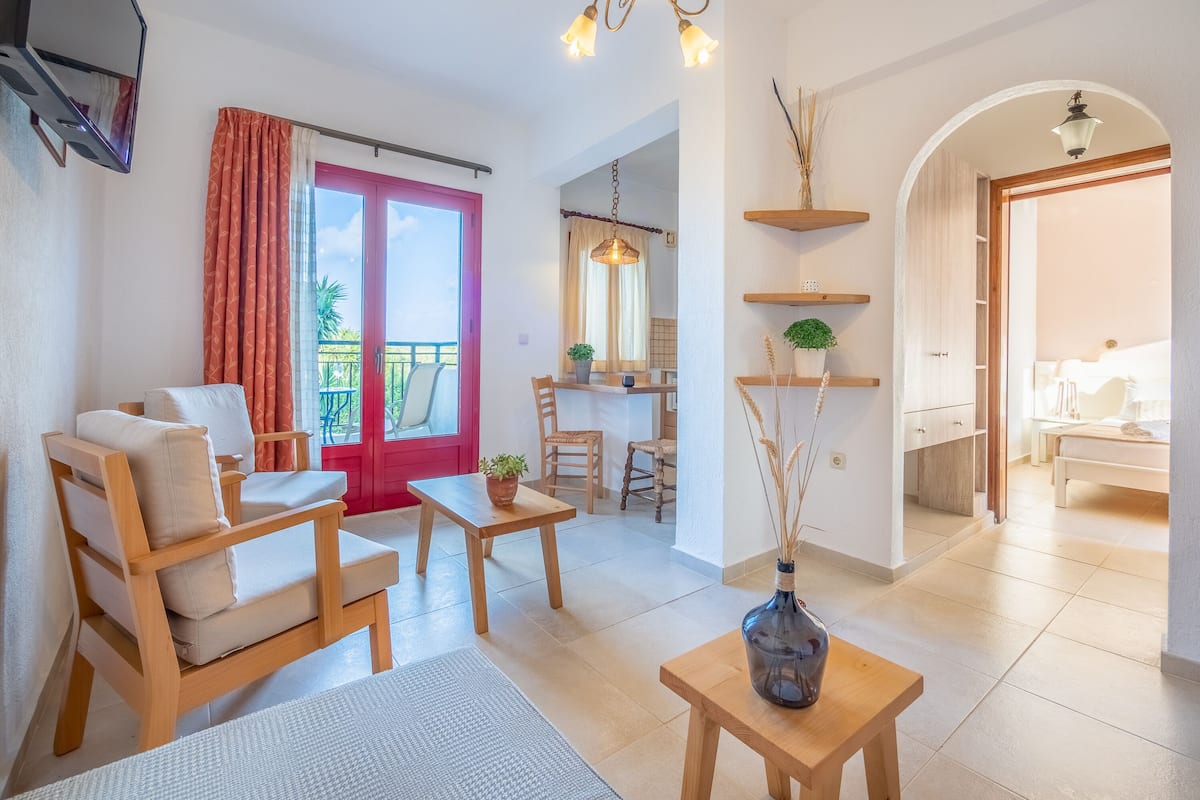 Standaard appartement | Woonkamer | Een 36-inch flatscreentelevisie met satellietzenders en een televisie
