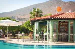 Bar en la piscina