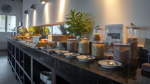 A buffet counter with various food items and condiments, including jars of pickles and a sign for 'Café de Fitness'. - Pousada Aroma do Mar (Búzios)