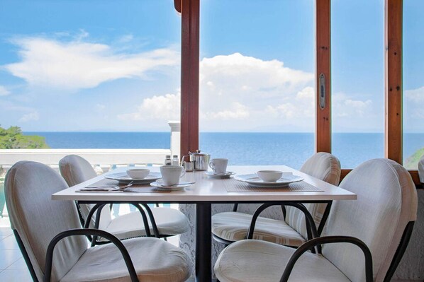 Outdoor dining - Sunrise Beach Hotel (Samos)