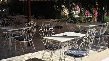 تناول الطعام بالخارج