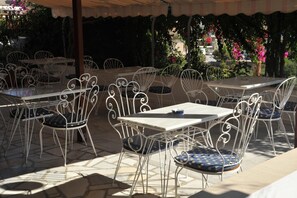 Outdoor dining - Castelli (Patmos)