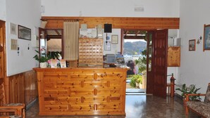 A wooden reception desk with a view of the mountains. - Castelli (Patmos)