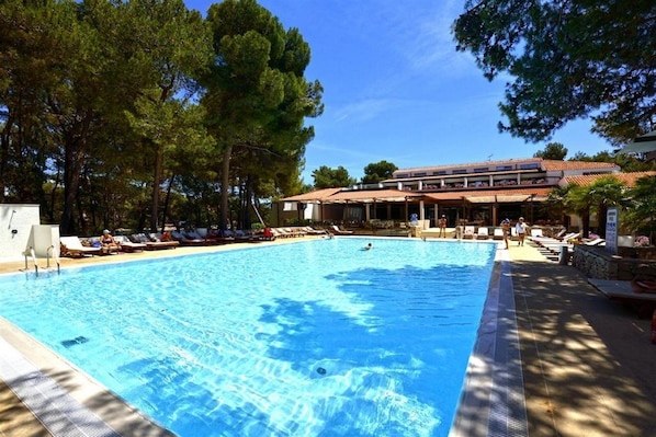 Una piscina al aire libre