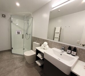 Bathroom - The Parnell Hotel and Conference Centre (Auckland)
