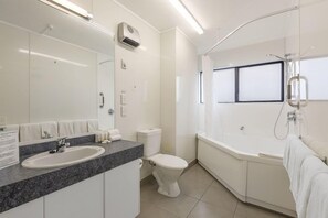 Bathroom - The Parnell Hotel and Conference Centre (Auckland)