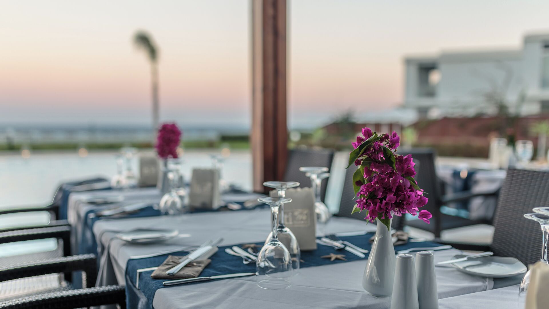 2 restaurants, breakfast served