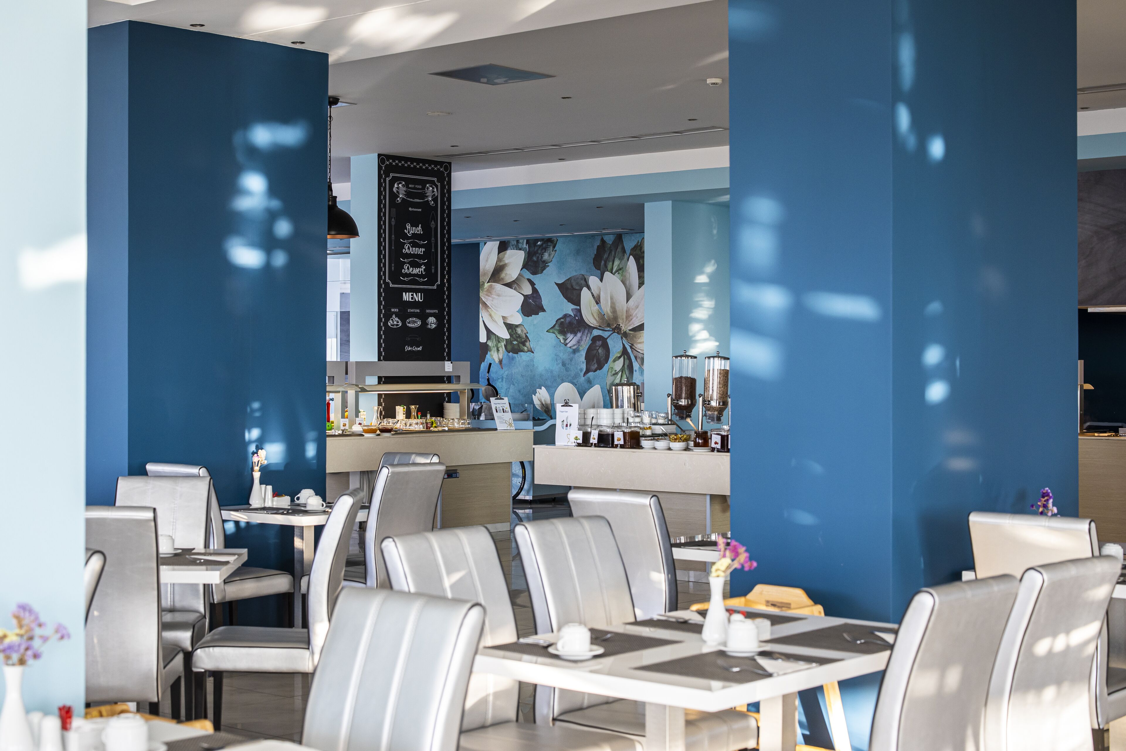 2 restaurants, breakfast served