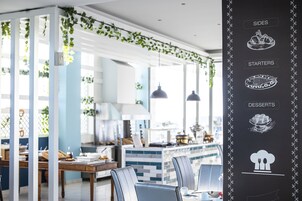 2 间餐厅，供应早餐