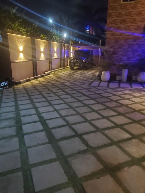 Fachada de la propiedad por la tarde o noche