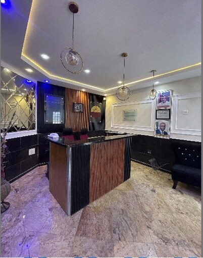 Charlie's Place And Suite