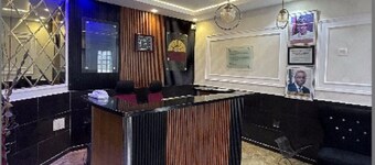 Charlie's Place And Suite
