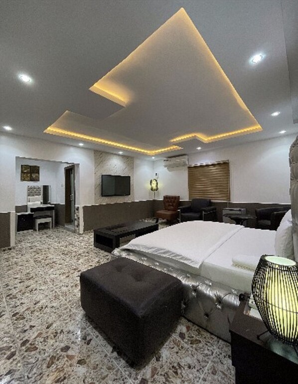 Supreme Room | 1 bedroom, individually decorated, desk, laptop workspace