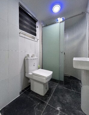 Standard Room | Bathroom | Shower, rainfall showerhead, designer toiletries, bathrobes - Charlie's Place And Suite (Lagos)