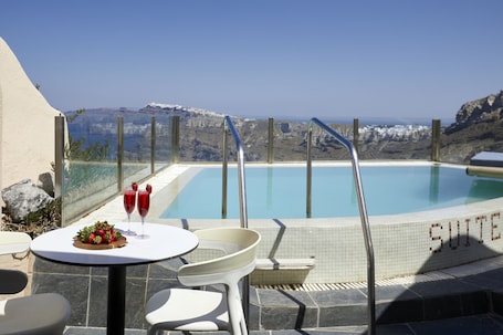 Una piscina techada, una piscina al aire libre