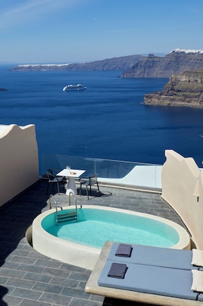 Outdoor spa tub - Suites of the Gods Cave Spa Hotel (Santorini)