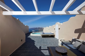 Terrace/patio - Suites of the Gods Cave Spa Hotel (Santorini)