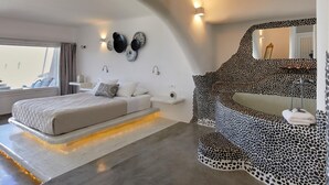 Quarto moderno com cama, sofá, espelho e parede com padrão de leopardo exclusivo.