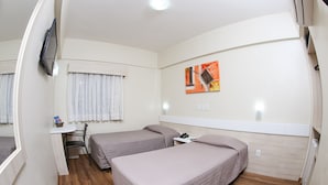 A room with two beds, a desk, and a TV mounted on the wall. - Hotel Express Rodoviaria (Porto Alegre)