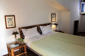 Appartement, 2 chambres, patio | Décor unique, ameublement unique, fer et planche à repasser
