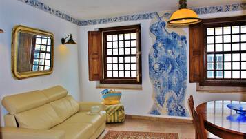 Apartamento, 1 habitación, terraza, vistas parciales al mar | Sala de estar | Una televisión de pantalla plana