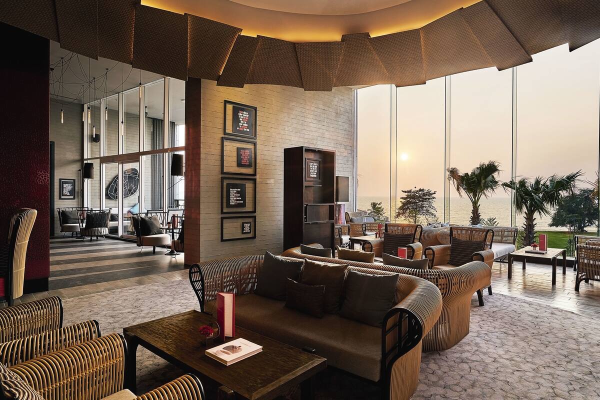 lobby lounge, ocean views, open daily