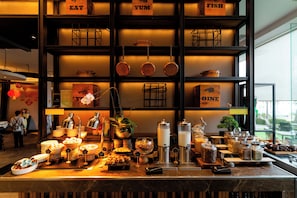 Daily buffet breakfast (THB 600 per person)