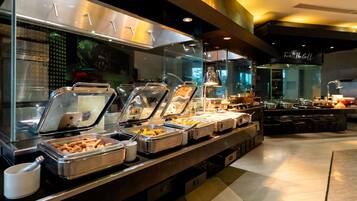 3 restaurants, breakfast, lunch, dinner served; international cuisine