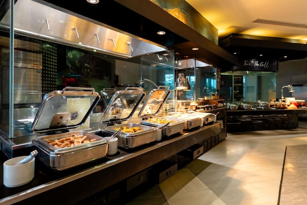 3 restaurants, breakfast, lunch, dinner served; international cuisine