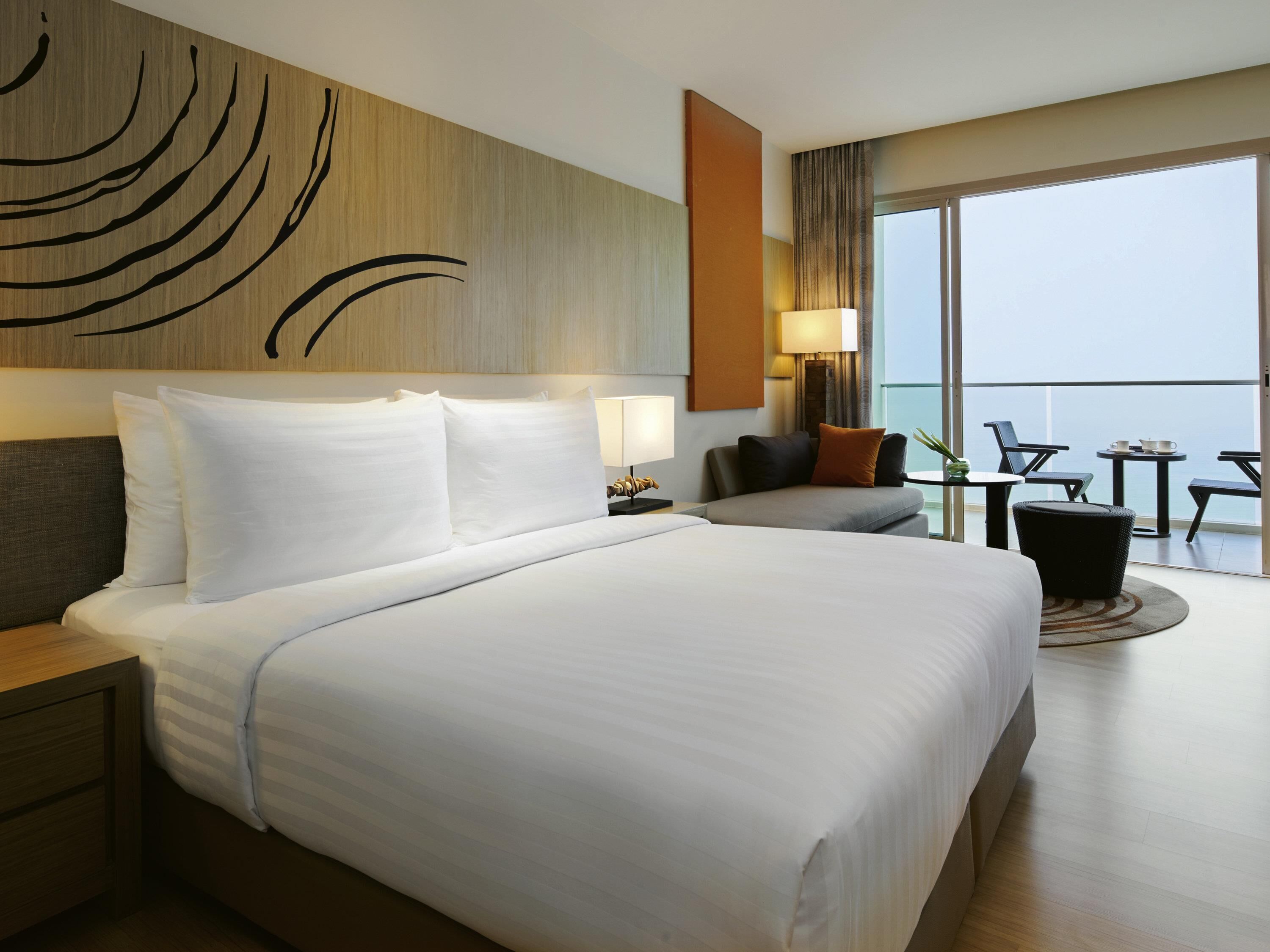 Premium Room, 1 King Bed, Sea View | Egyptian cotton sheets, premium bedding, minibar, in-room safe