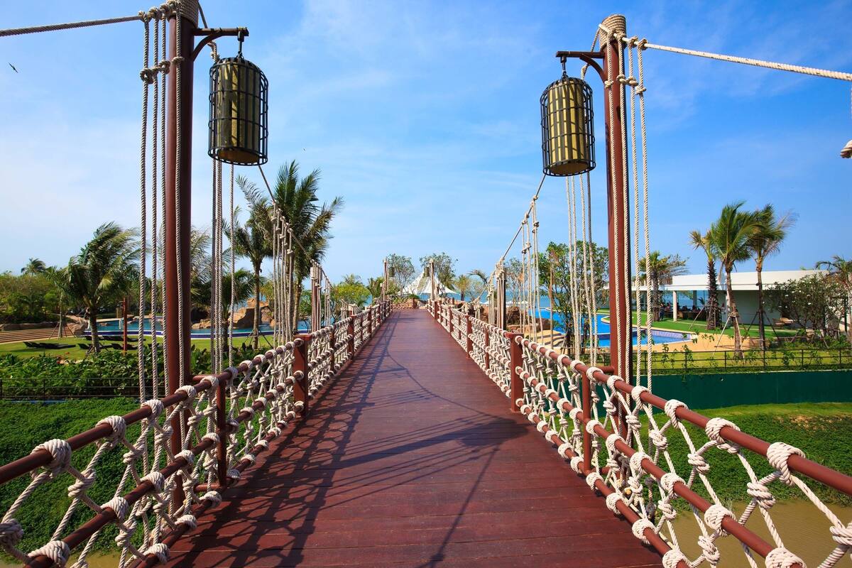 outdoor pool, free pool cabanas, pool umbrellas