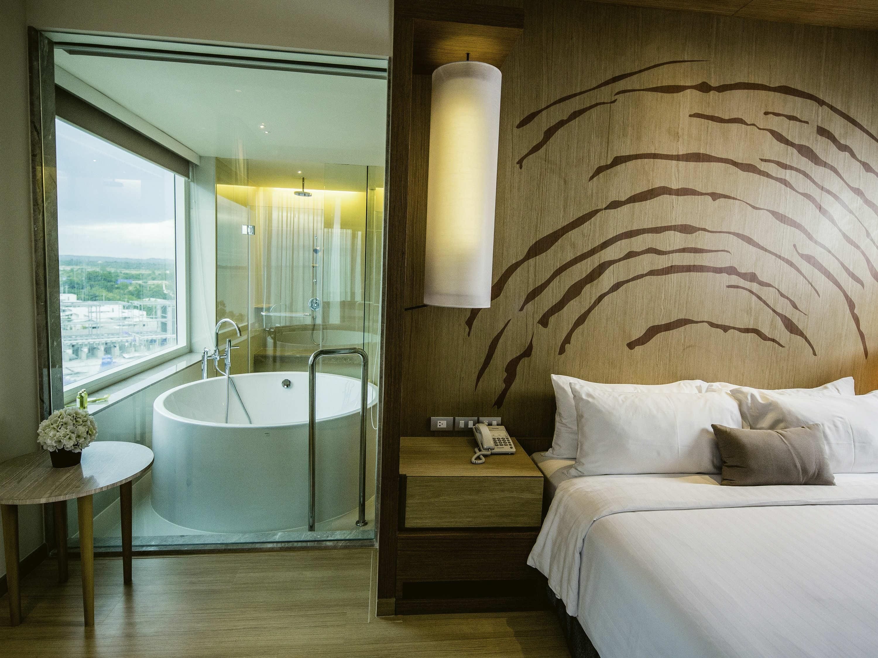 Executive Suite, 1 King Bed, Sea View | Egyptian cotton sheets, premium bedding, minibar, in-room safe