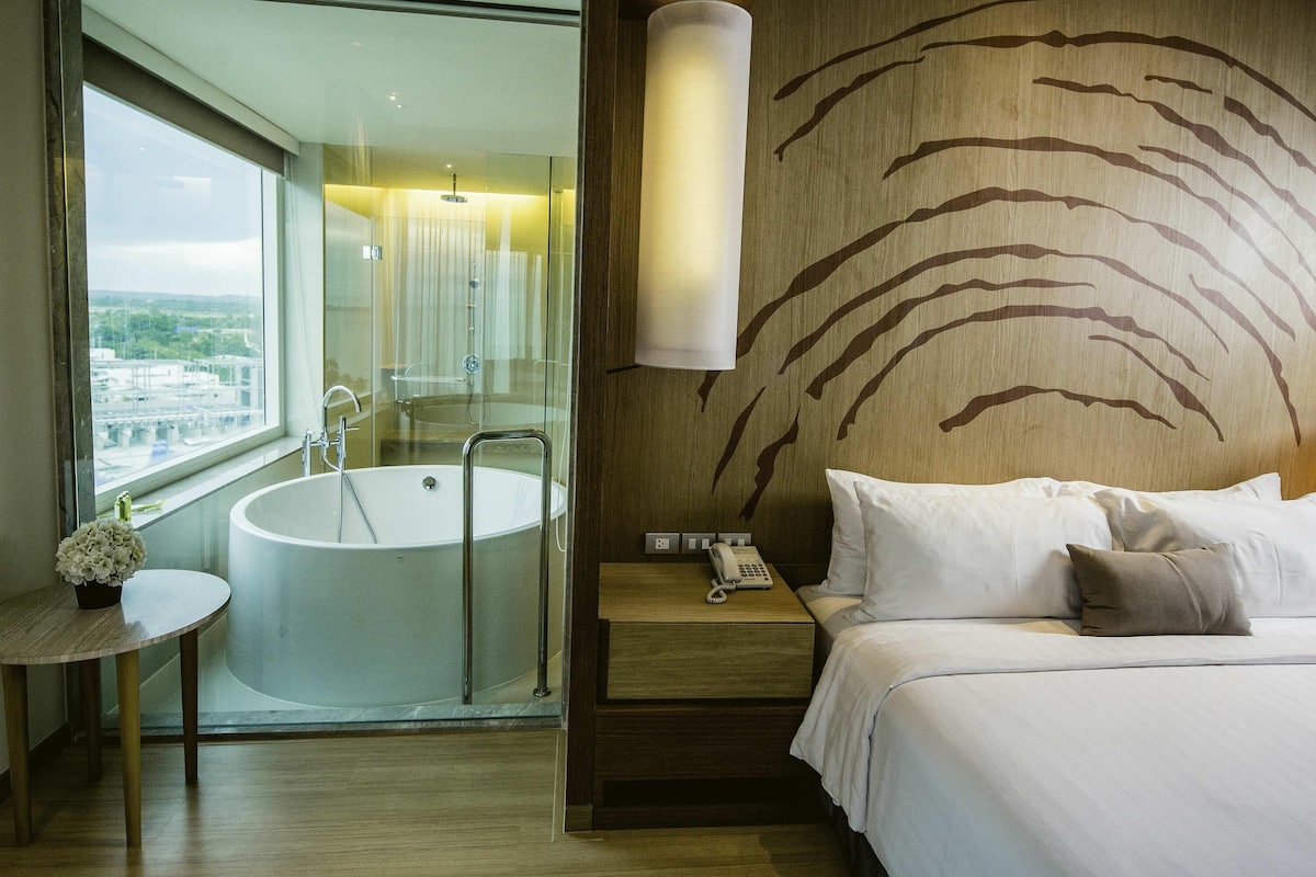 Executive suite, 1 kingsize bed, uitzicht op zee | 1 slaapkamer, lakens van Egyptisch katoen, luxe beddengoed, een minibar