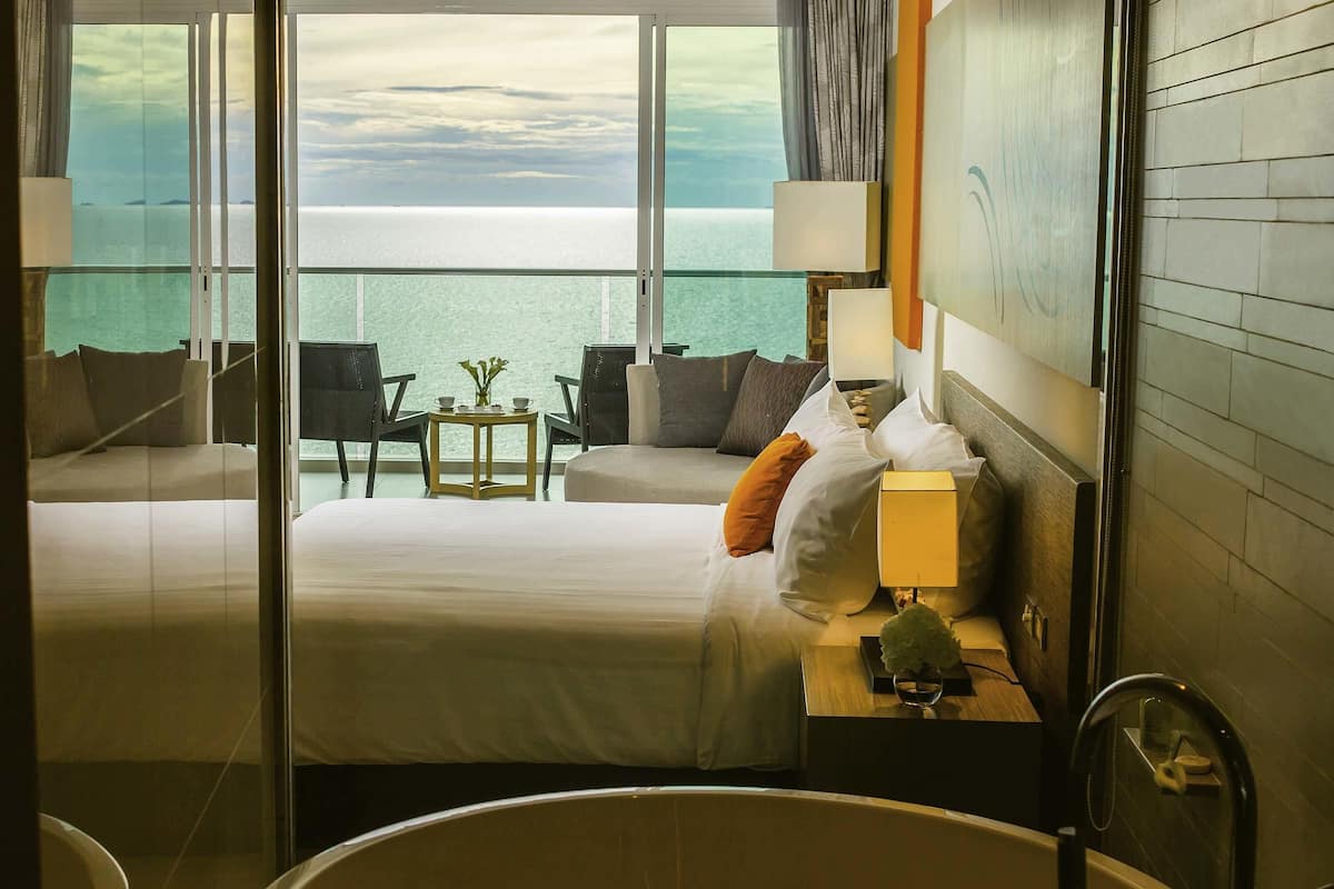 Habitación Deluxe, 1 cama King size, vista al mar | Sábanas de algodón egipcio, ropa de cama de alta calidad y minibar