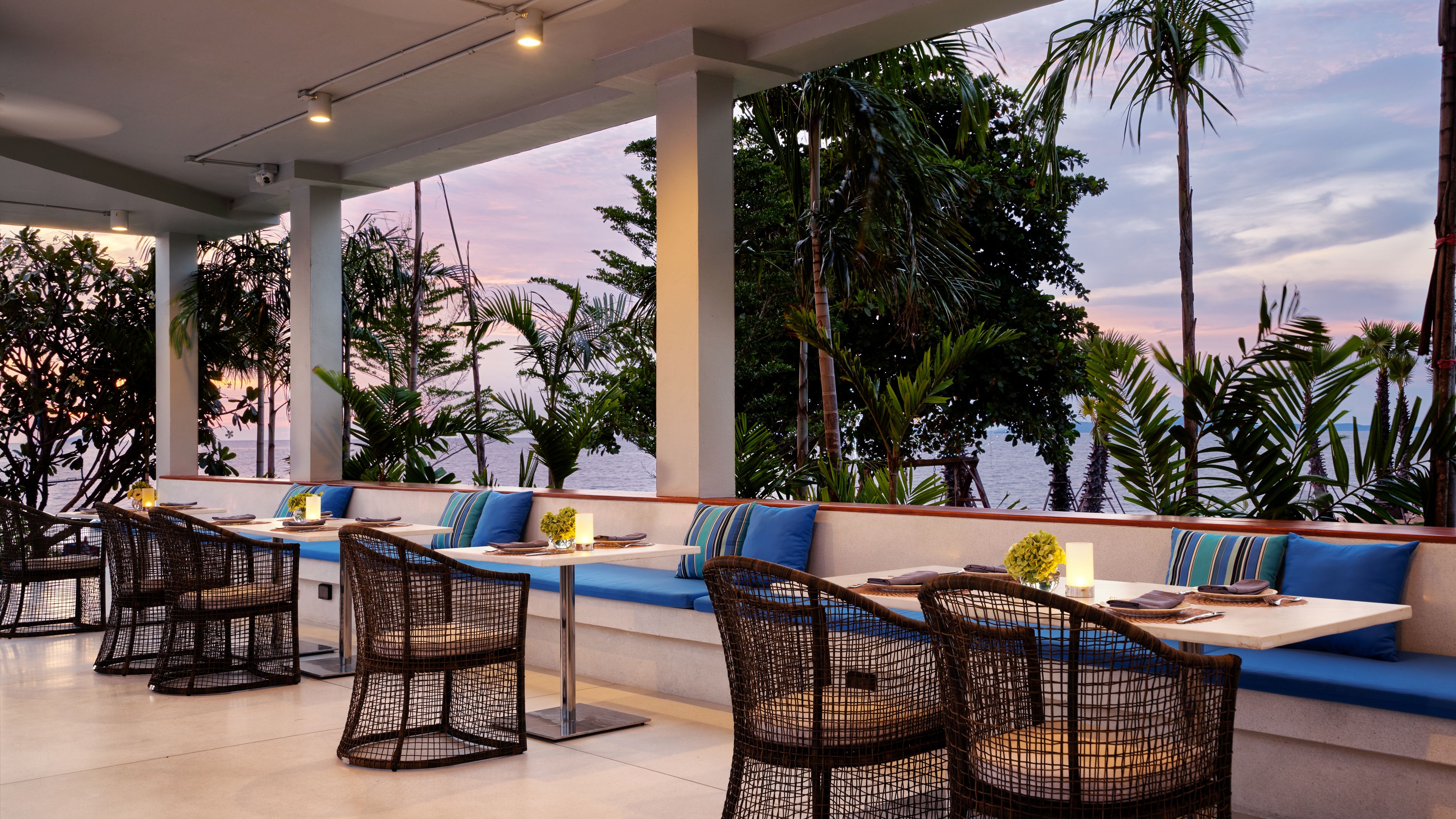 3 restaurants, breakfast, lunch, dinner served; international cuisine