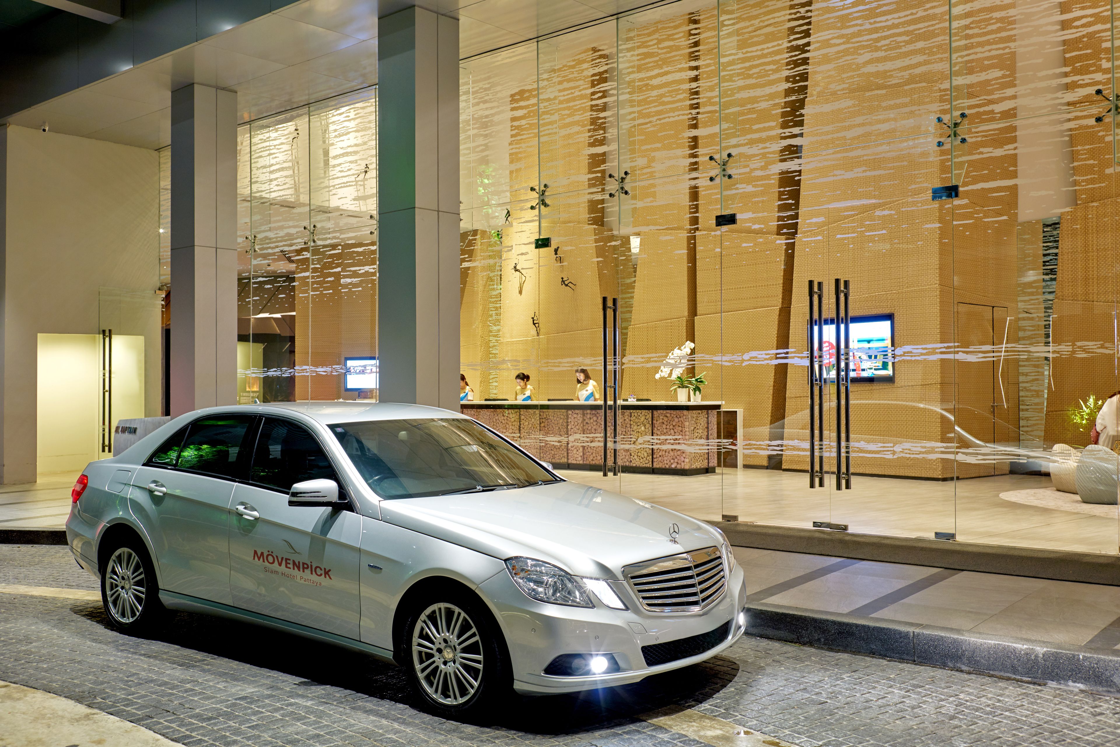 lobby lounge, ocean views, open daily