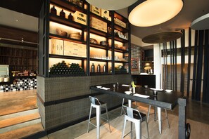 3 restaurants; breakfast, lunch, dinner, and brunch served - Mövenpick Siam Hotel Na Jomtien Pattaya (Sattahip)