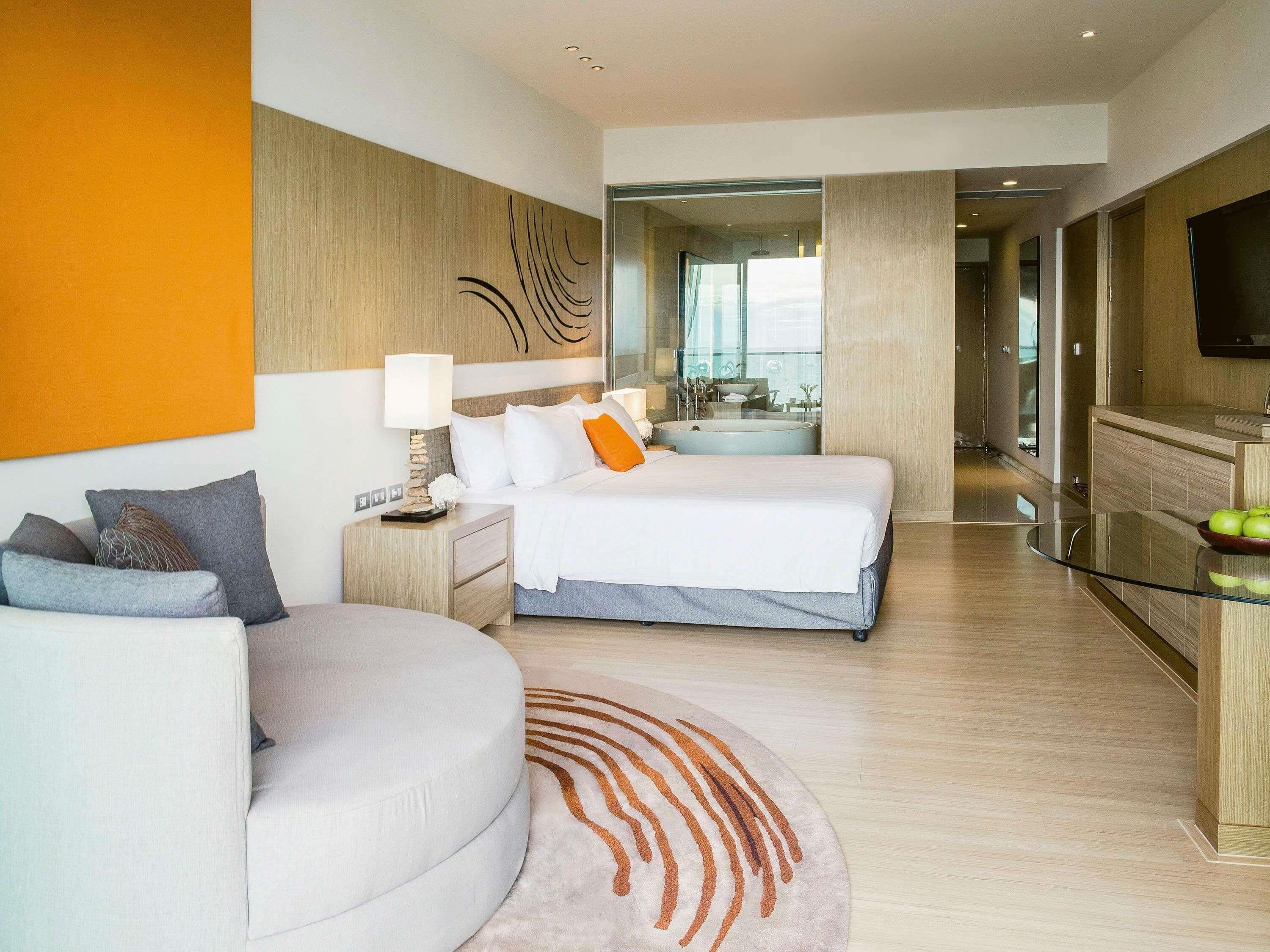 Premium Room, 1 King Bed, Sea View | Egyptian cotton sheets, premium bedding, minibar, in-room safe
