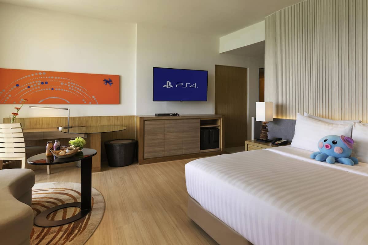 Habitación familiar, varias camas, vista al mar | Sábanas de algodón egipcio, ropa de cama de alta calidad y minibar